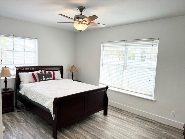 Building Photo - 301 NE 15th Ave