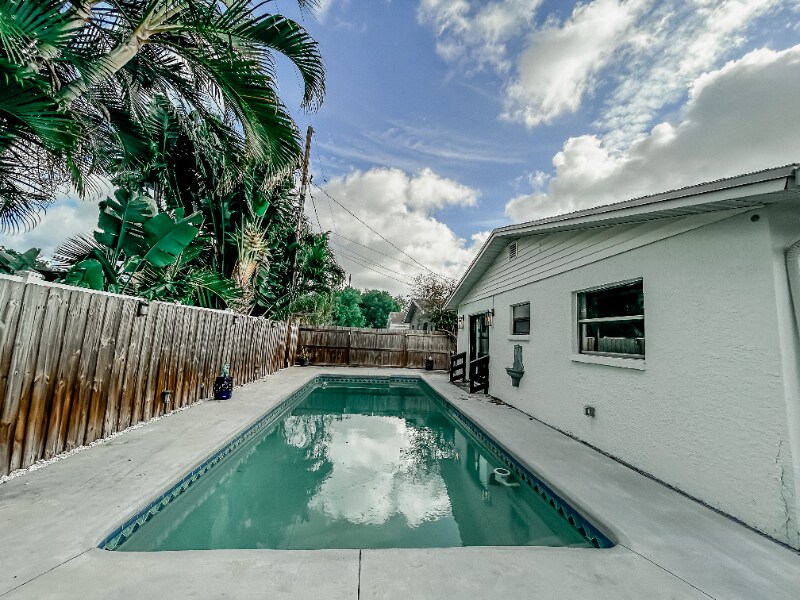 Building Photo - 1847 Shore Acres Blvd NE