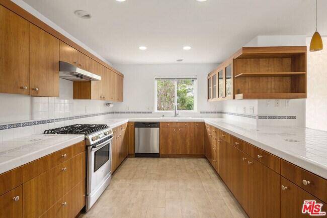 Building Photo - 907 Las Pulgas Rd