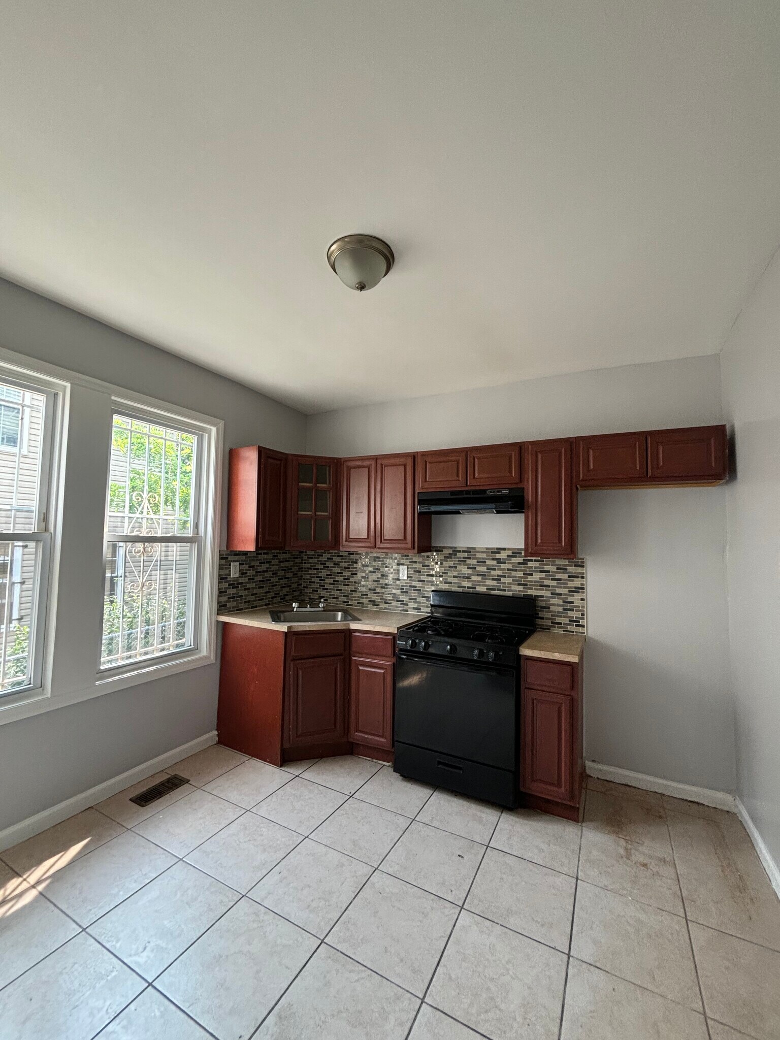 1R - 641 15th Ave