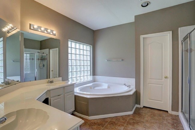 Building Photo - 18042 Somerset Knolls Ct