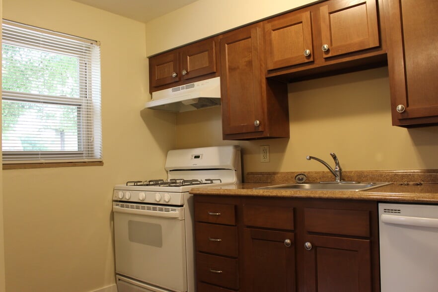 Building Photo - Bel Charlton