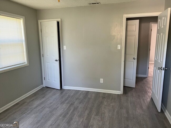 Building Photo - 10 Crestwood Cir