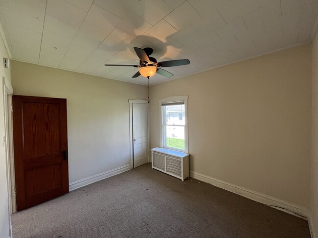 Building Photo - 1127 Lathrop Ave