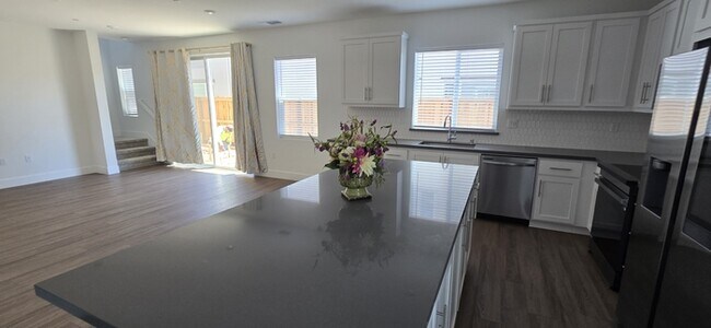 Building Photo - Lathrop - Gorgeous 5 Bedroom 3 Bathroom Home