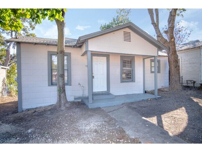 Building Photo - Great Amazing Home So Close to Downtown