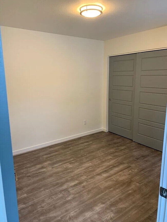 Building Photo - 877-879 S Cottonwood Rd