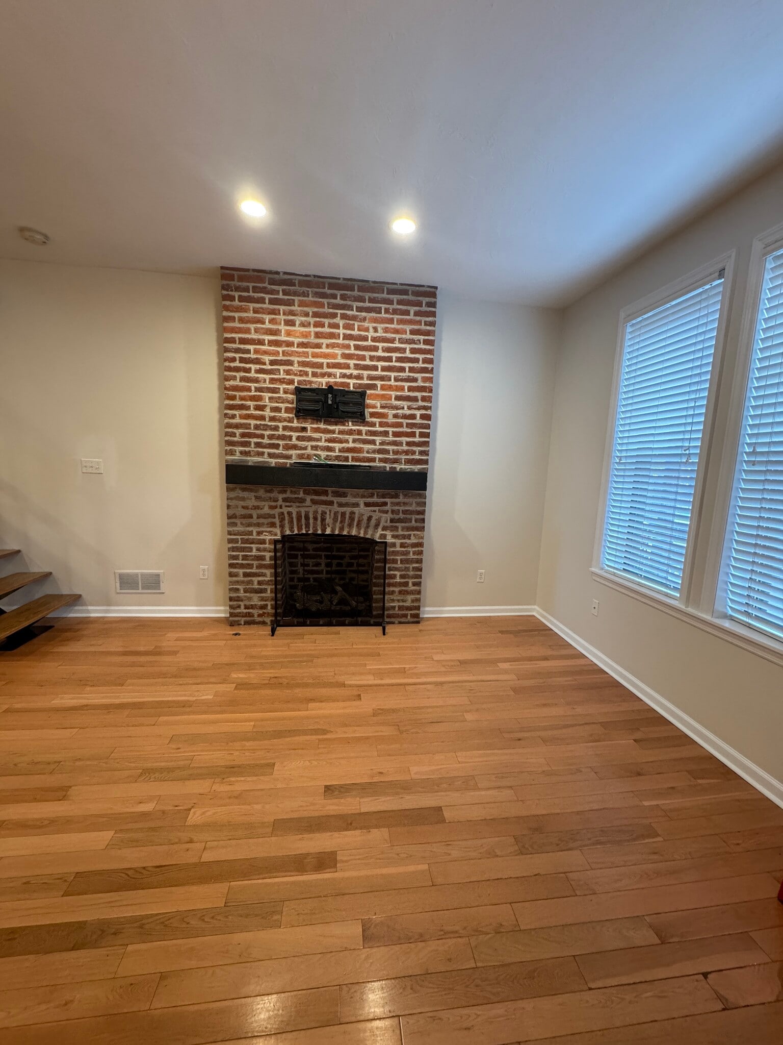 Building Photo - 5827 Pierce St