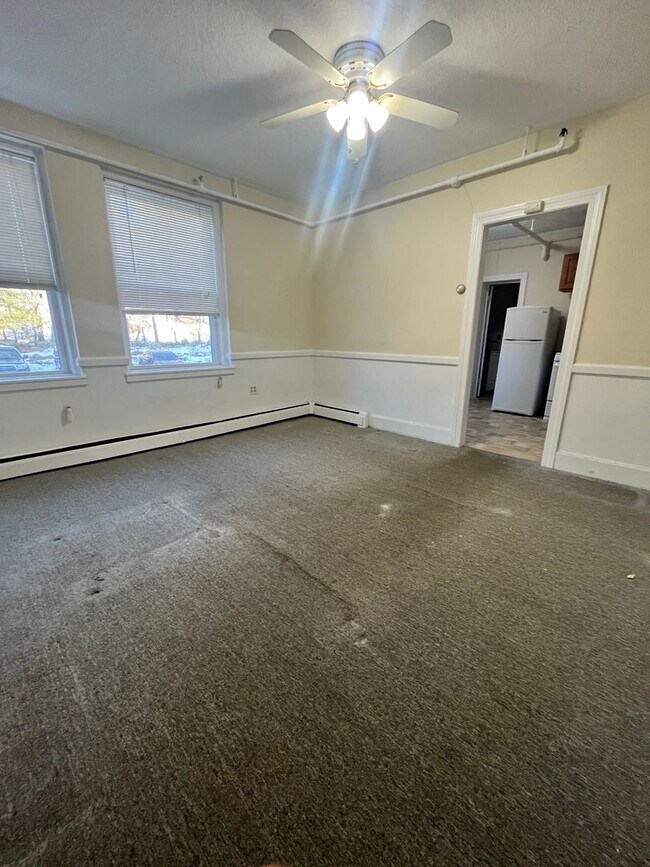 Building Photo - 423 Pelham St