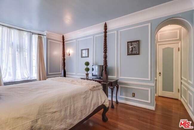 Building Photo - 642 S Bronson Ave