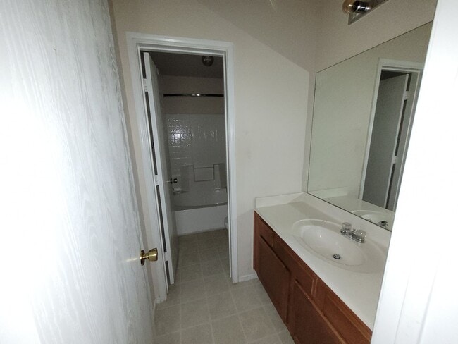 Building Photo - 2 BEDROOM 2 BATHROOM    NO PETS