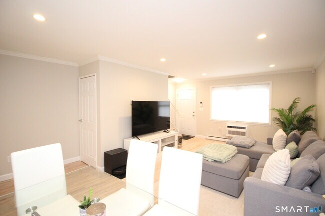 Building Photo - 30 Maple Tree Ave