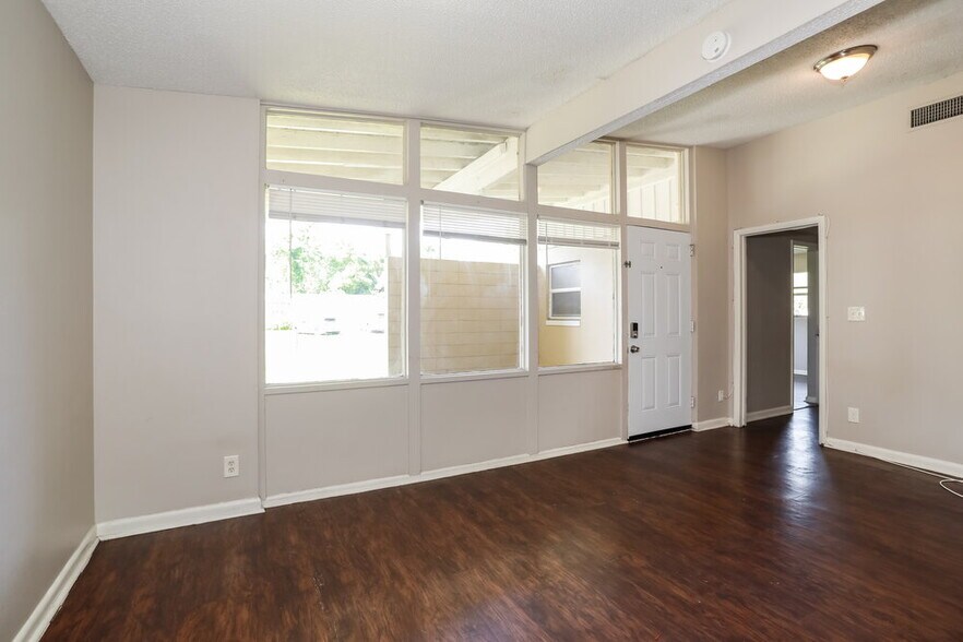 Building Photo - 7829 Dubois Dr