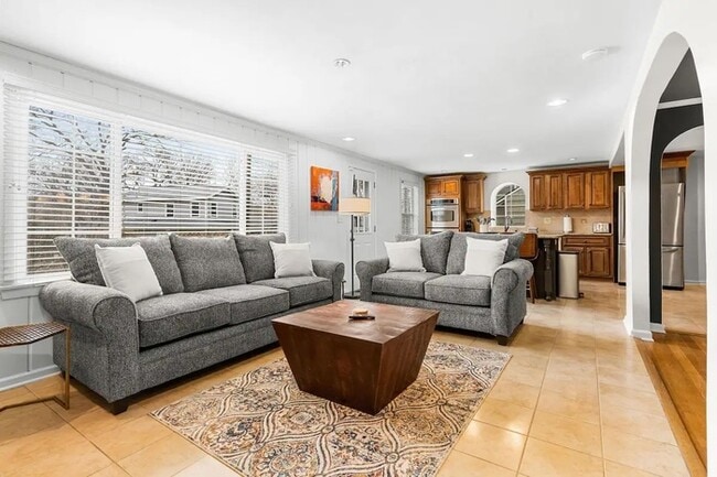 Building Photo - Beautifully Furnished Home – Move-In Ready!