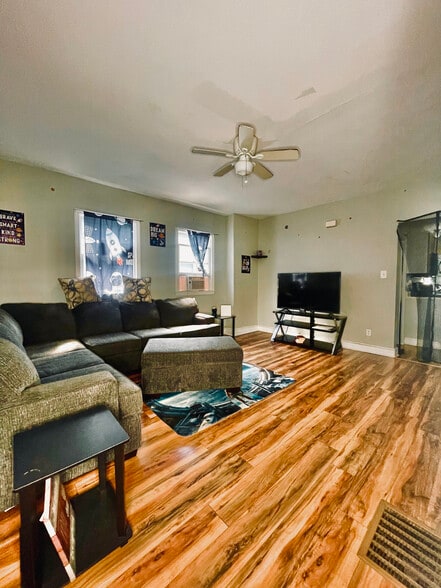 Primary Photo - 104 Kelburn St