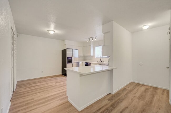 Building Photo - Beautifully remodeled ground-floor, 2 bed 2 bath condo
