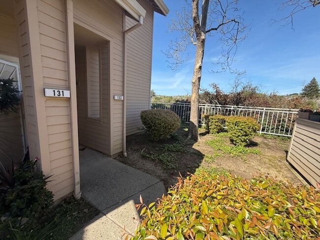 Building Photo - 2-Bedroom, 2-Bathroom Ground Level Condo in Hercules