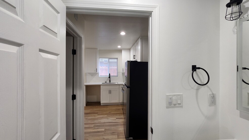 Building Photo - 208 E 84th St