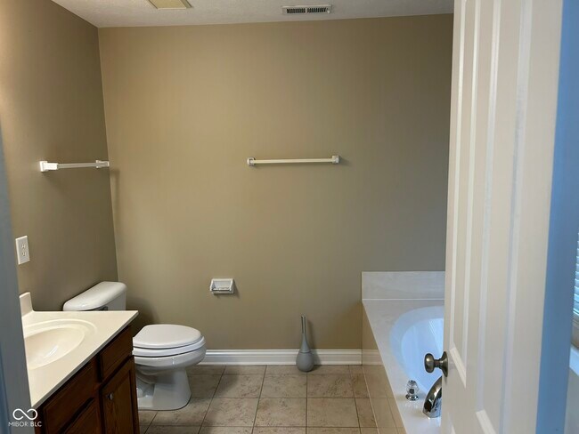 Building Photo - 8645 Meridian Square Dr