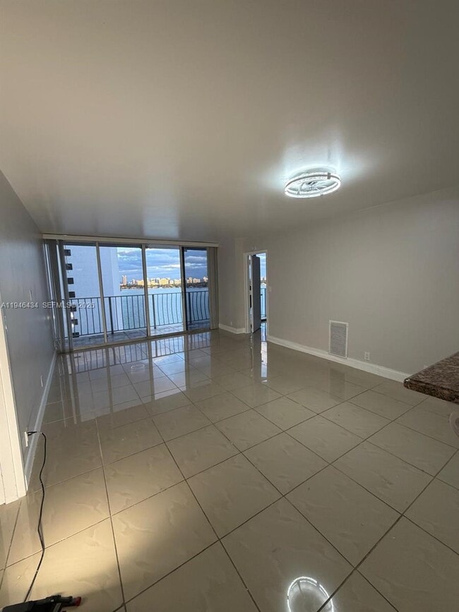 Building Photo - 7601 E Treasure Dr