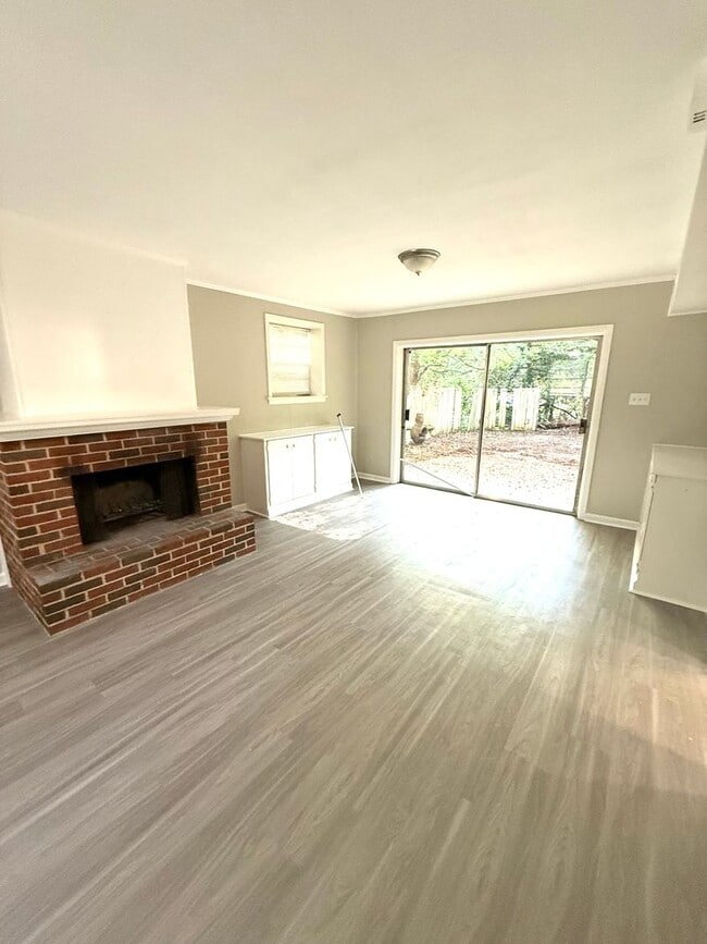 Building Photo - **5 Bedroom 3 bath located in Forest Hills...