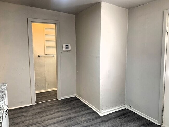 Building Photo - Downtown 1 Bedroom 1 Bath Bungalow