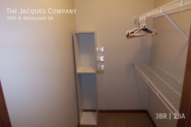 Building Photo - 3904 N Grassland Dr