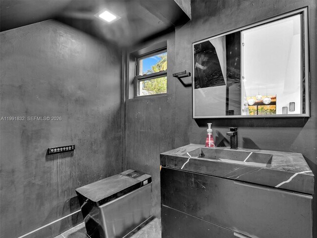 Building Photo - 3010 Alton Rd