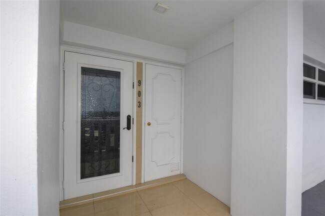 Building Photo - 1012 N Ocean Blvd