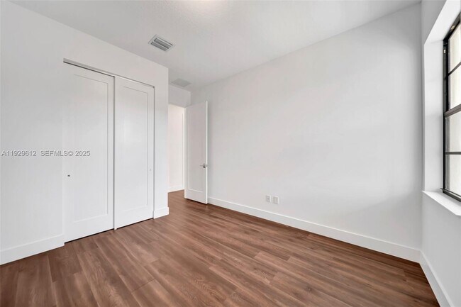 Building Photo - 1427 SW 23rd St