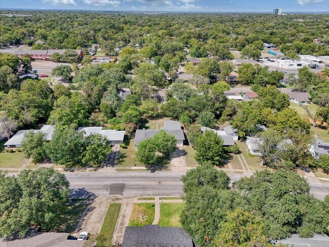 Building Photo - 1325 Sunset St