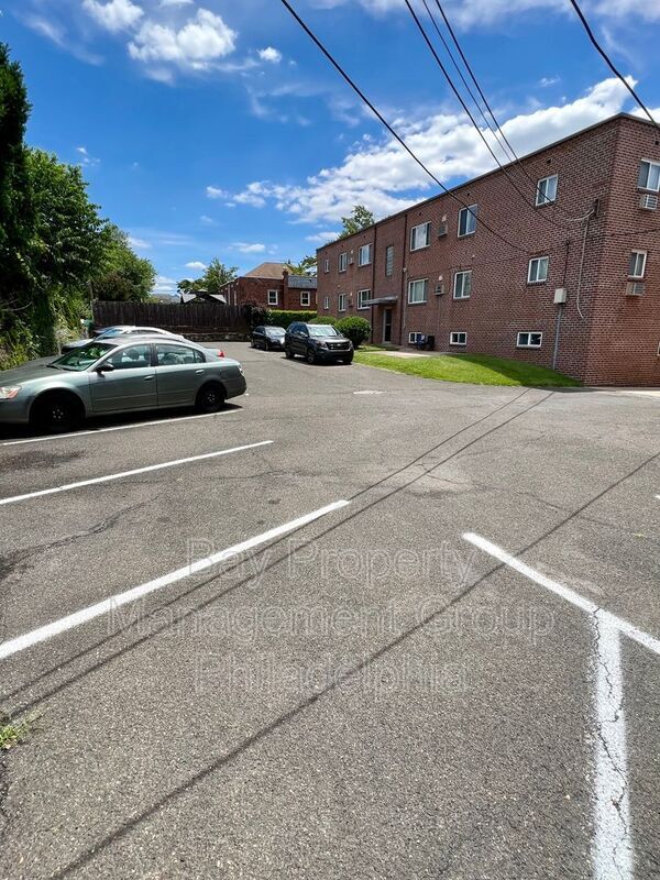 Building Photo - 1709 Lansing St