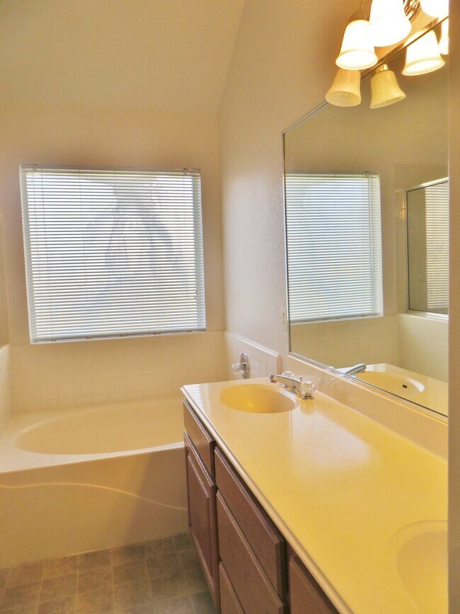 Building Photo - 3 Bedroom 2 Bathroom Parkview Estates Home