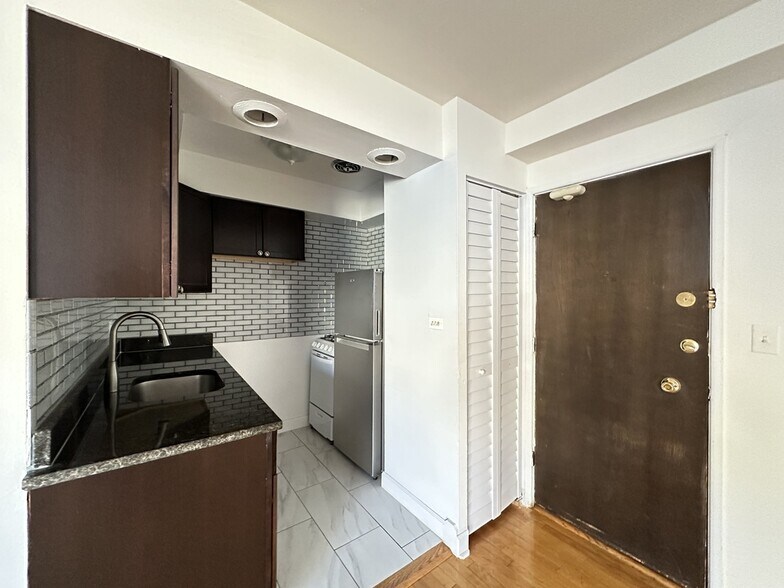 Building Photo - 6830 N Sheridan Rd