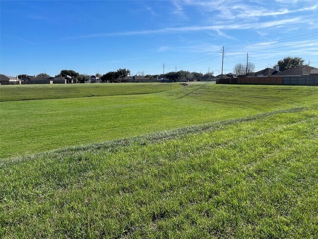 Building Photo - 6103 Settlers Square Ln