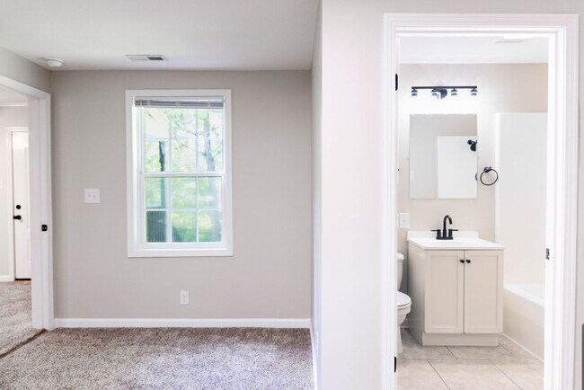 Building Photo - Charming Three Bedroom Home with Natural P...