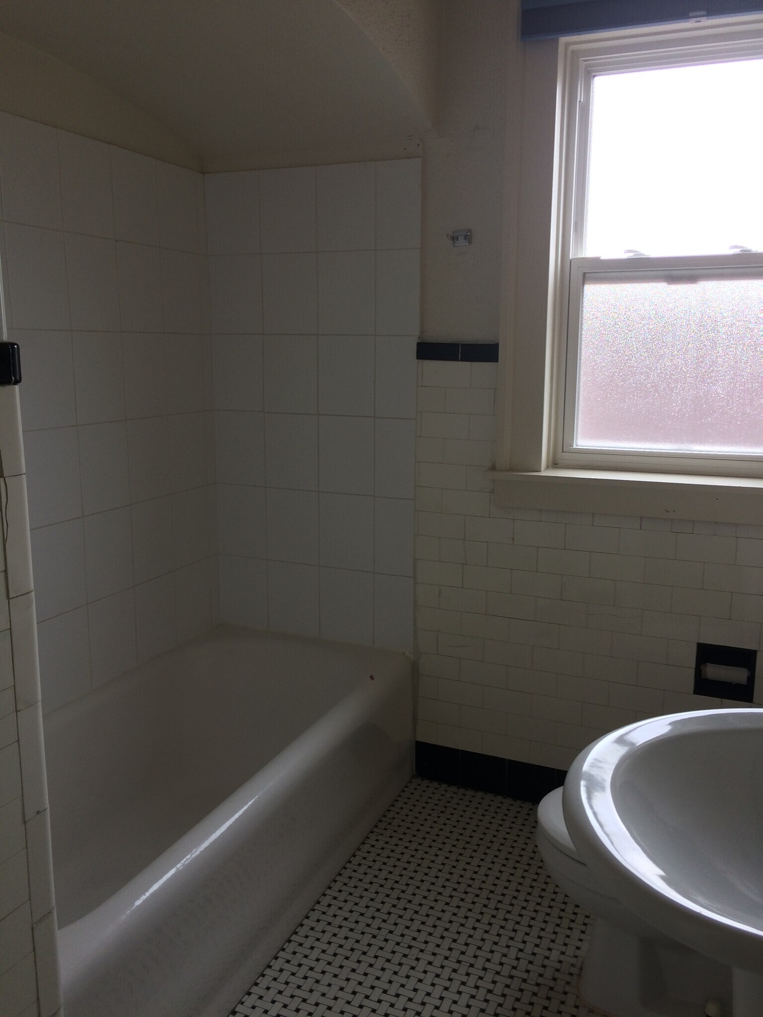 bath - 10028 S Oakley Ave