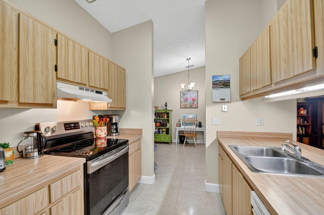 Building Photo - 15 Farnworth Dr