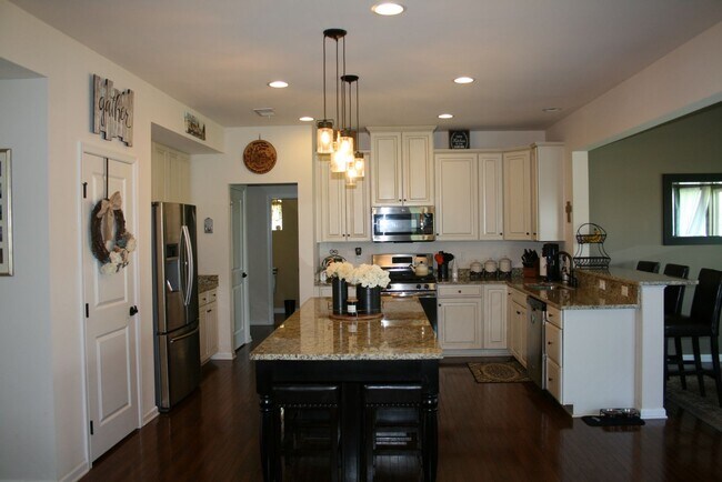 Building Photo - Large 4 bedroom home