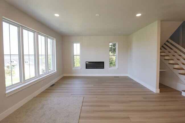 Building Photo - 4 Bed | 3 Bath on Keystone Lake!