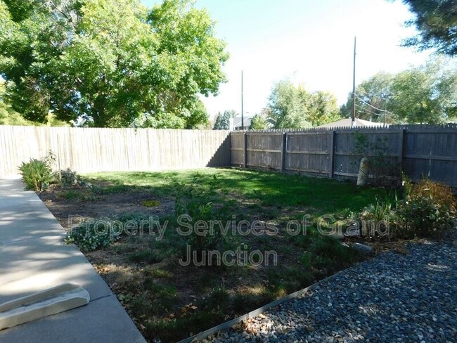 Building Photo - 3045 1/2 Stoneybrook Lane