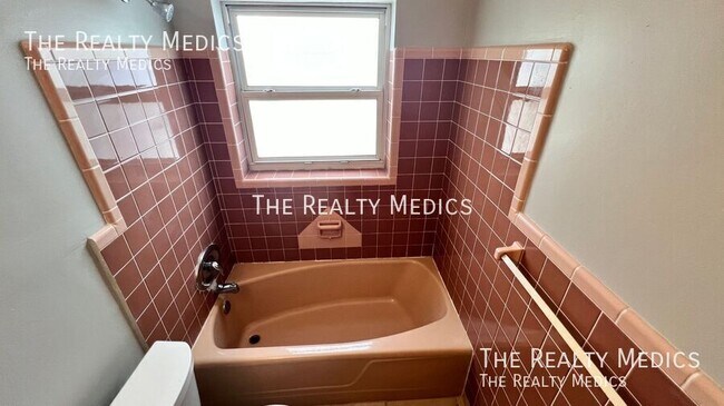 Building Photo - 904 Hall St