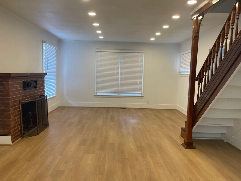 Building Photo - 501 Burnett Ave S