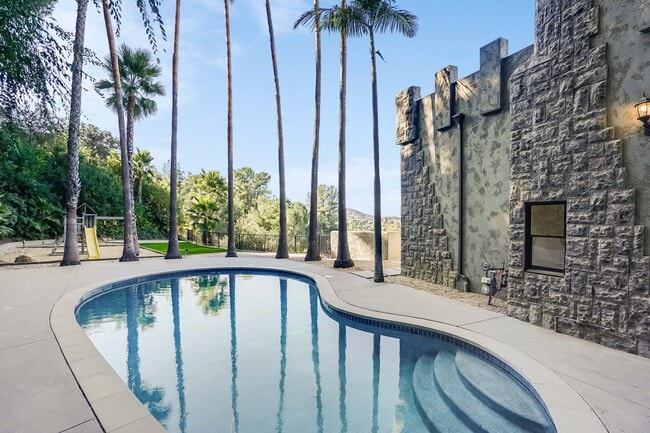 Building Photo - 15851 Mulholland Pl