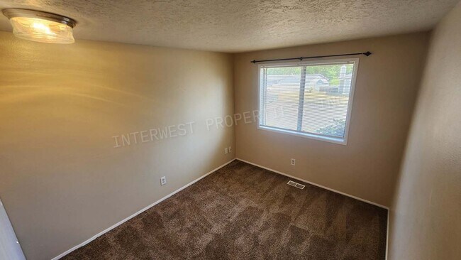 Building Photo - 3 bd 2 ba Ranch Style Beaverton Home with W/D in Unit, 2 Car Garage and Large Fenced Yard!