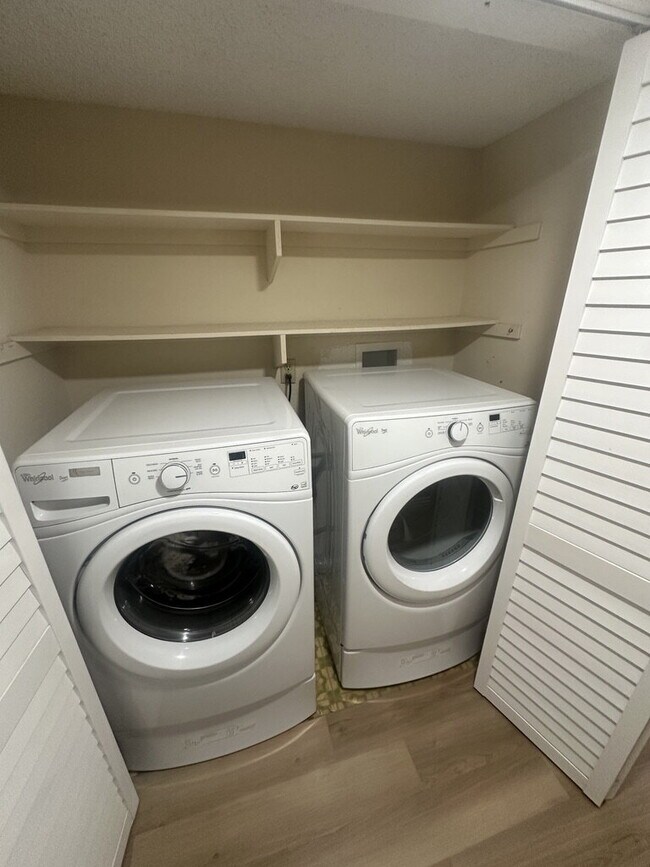 Building Photo - $3,400 - Charming Ground-Floor 2 Bed / 2 Bath Condo in Desirable Oaks North 55+ Community