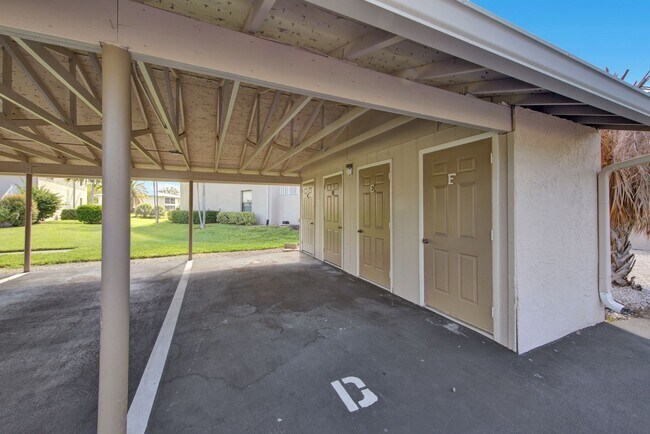 Building Photo - Bright and Spacious 2 Bedroom Condo in Spanish Pines