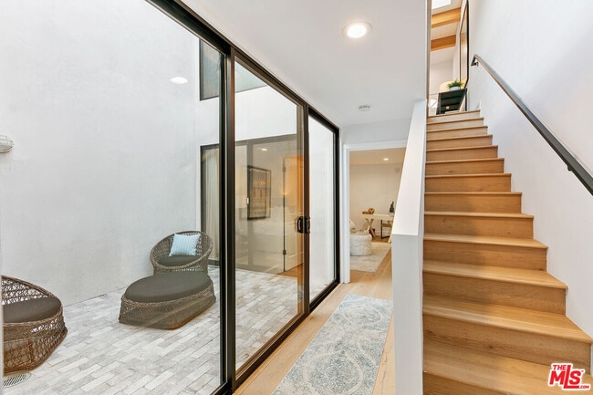 Building Photo - 6502 Dume Dr