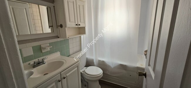 Building Photo - Available NOW! Beautiful/Unique 2 bed 1 ba...