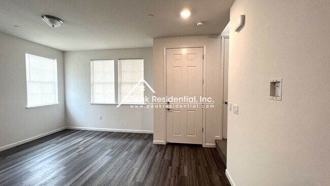 Building Photo - Newer 3bd/2.5ba North Natomas Townhouse with 2 Car Garage!